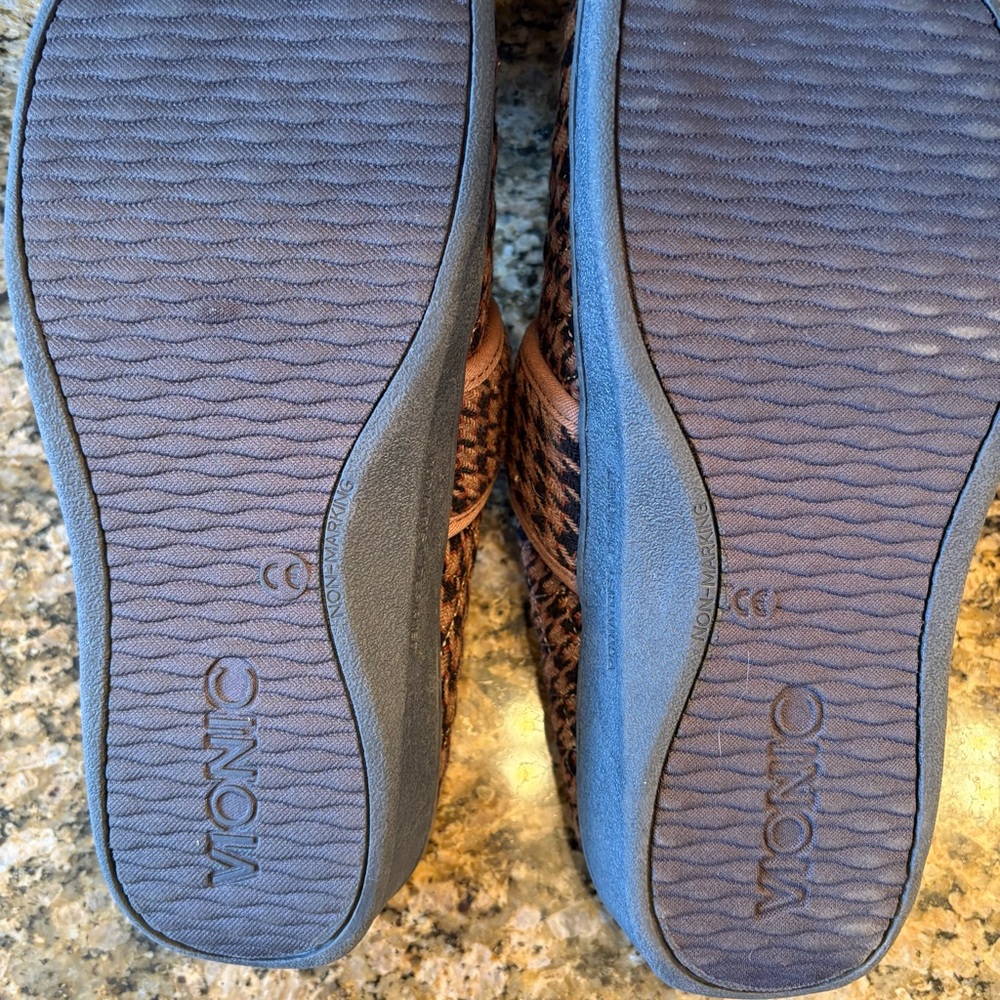 Vionic slippers - image 7